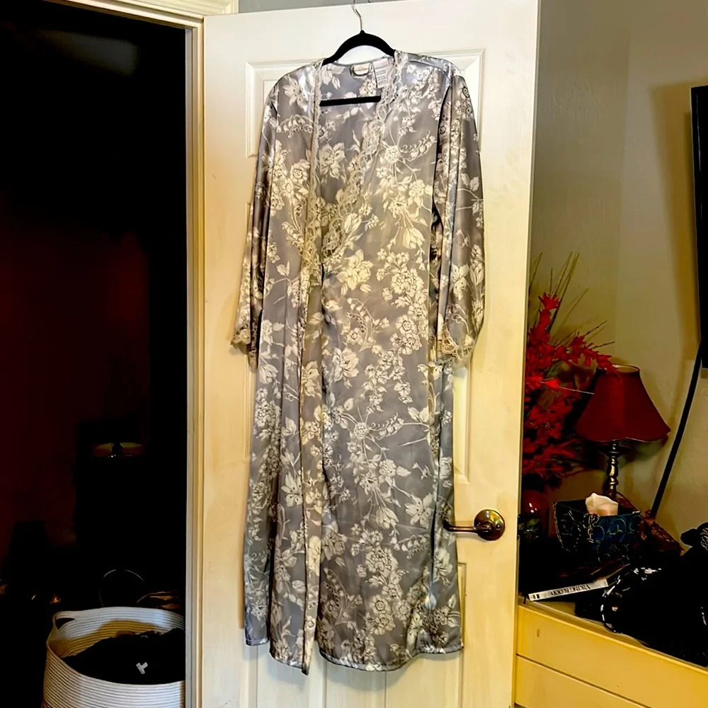 House robe - Picture 1 of 4